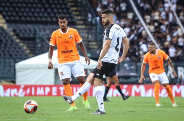 DE LUCCA - Muito sumido no primeiro tempo, sem colaborar na transição da defesa para o ataque, e foi substituído no intervalo. NOTA: 4,5 - Foto: Dikran Sahagian/Vasco