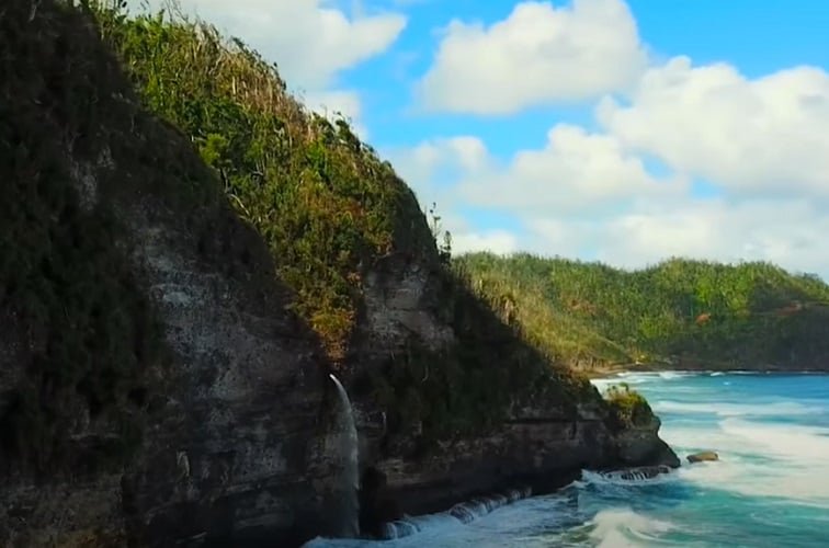 País: Dominica - Continente: América do Norte/ População: aproximadamente 72.000 habitantes/ Descrição: Dominica é uma ilha caribenha conhecida por sua natureza exuberante, montanhas e fontes termais. O ecoturismo é uma parte importante da economia local
