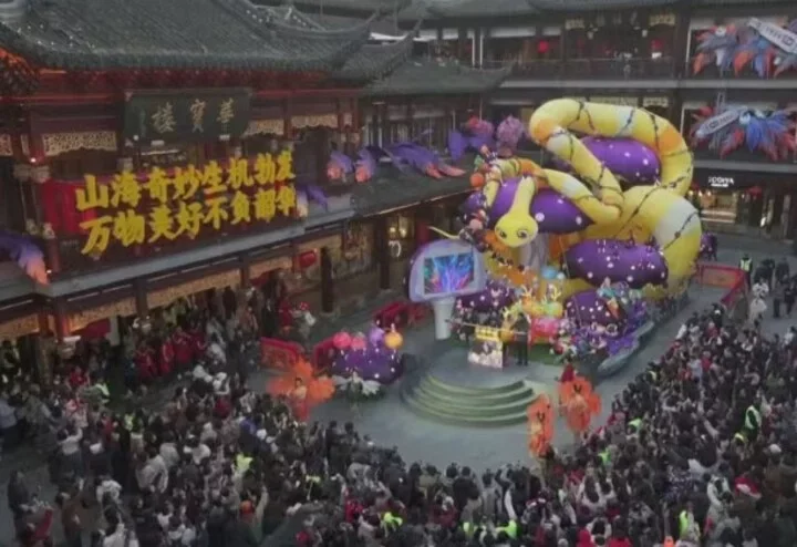 A China é palco, neste momento, do maior movimento migratório do mundo. No dia 14 de janeiro teve início um deslocamento em massa pelo país asiático que se estenderá por semanas, com milhões de pessoas se dirigindo a suas cidades de origem para comemorar em família o Ano Novo Lunar, que acontece no próximo dia 29. 
- Reprodução/TV Globo