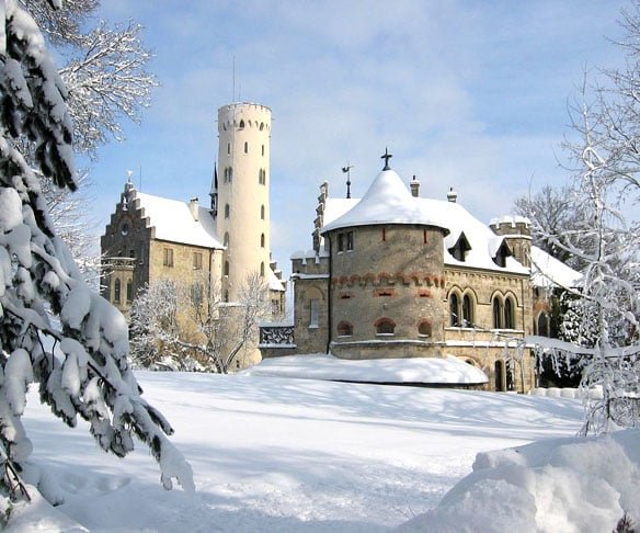 País: Liechtenstein - Continente: Europa/ População: aproximadamente 39.000 habitantes/ Descrição: um pequeno principado entre a Suíça e a Áustria, Liechtenstein é conhecido por sua economia forte e paisagens montanhosas. A monarquia constitucional é uma parte importante de sua identidade