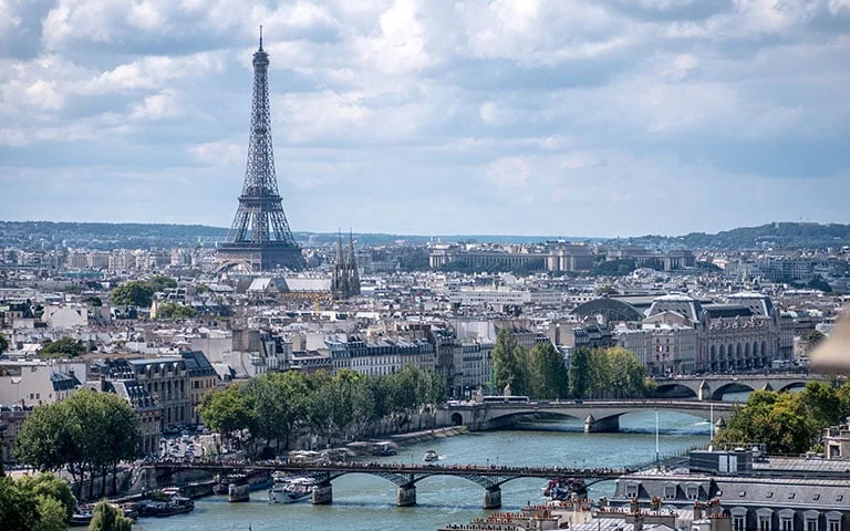 Aos 19 anos, em 1901, Picasso se mudou para Paris, onde se envolveu com o ambiente boêmio e artístico da cidade. Foi nesse contexto que começou a abordar temas mais profundos e emocionais, criando obras que capturavam a dor e a solidão.
