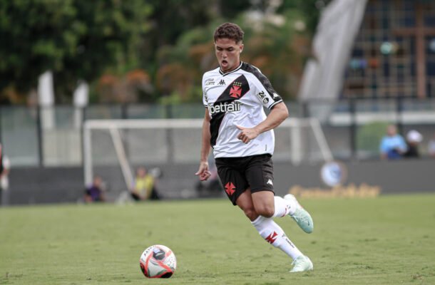 PAULO RICARDO - Mais uma vez o lateral-direito foi um dos melhores em campo. Muito bem na parte ofensiva, criando chances de gol para o Vasco. NOTA: 7,0 - Foto: Matheus Lima / Vasco da Gama
