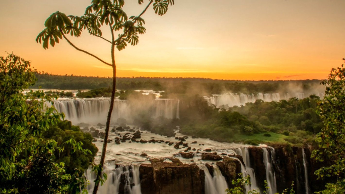 A cidade é muito procurada para turismo devido justamente ao seu maior marco: o Parque Nacional do Iguaçu, onde ficam as famosas cataratas.  