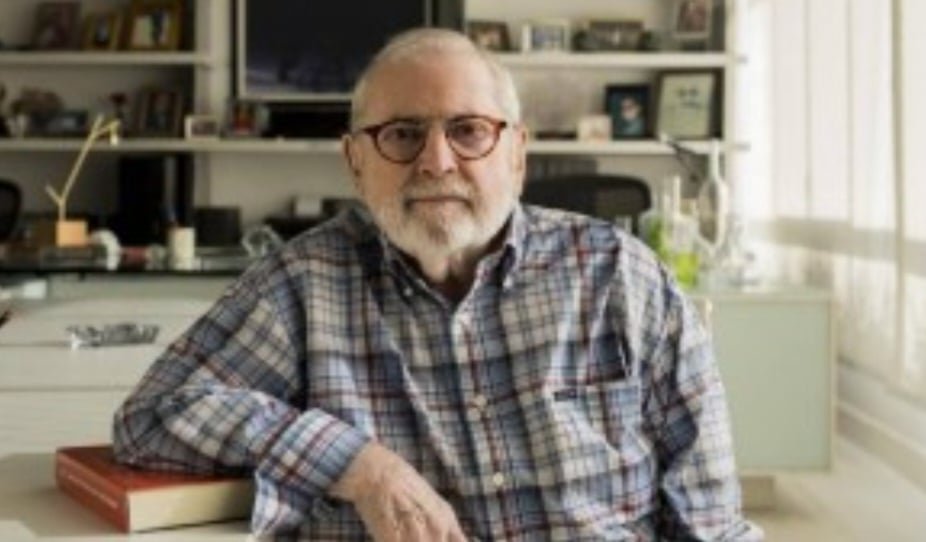 Jô Soares faria 87 anos em 16/1/2025. E a revelação, em 2024, de que cinzas do humorista viraram um biodiamante surpreendeu o público. A ex-mulher do humorista e apresentador, Flávia Pedras, disse que guardou num cofre para transformar num patuá (objeto que dá sorte). -Reprodução redes sociais 