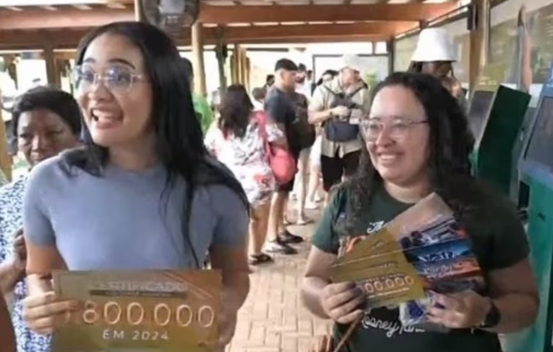 As Cataratas do Iguaçu bateram em 21/12 a marca anual de 1,8 milhão de visitantes. E a turista que atingiu esse número- Letícia Pedrosa  de 23 anos-  ganhou prêmios. Entre eles, passaporte de 3 dias, almoço e passeio de barco. 