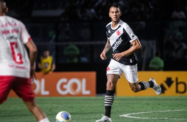 SOUZA - Atuando como zagueiro, não comprometeu e ajudou na saída de bola. NOTA: 5,5 - Foto: Leandro Amorim/Vasco