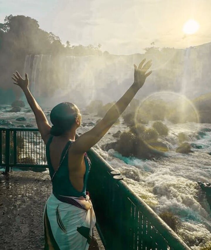 Tais Araujo tem o papel da protagonista Raquel Accioli (Regina Duarte no original) no remake previsto para ir ar ao em 2025. Ela ambém registrou imagens das Cataratas do Iguaçu em suas redes. “Que dia lindo!”, exultou a atriz. 

