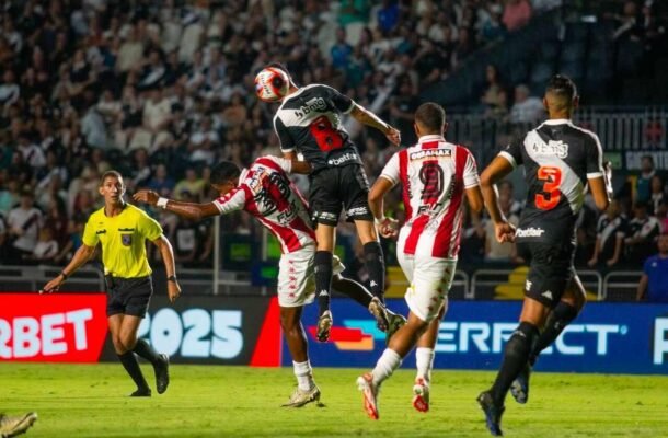 BANGU -  No primeiro tempo, o Bangu teve o controle da posse de bola em boa parte da etapa. Já no segundo tempo, se recuou e soube se defender bem, muito graças ao goleiro Victor Brasil, que defendeu o pênalti e fez outras belas defesas. NOTA: 6,5 - Foto: Fernando Silva/Bangu