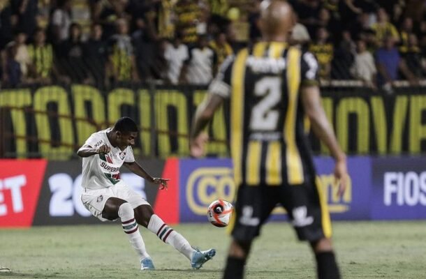 WALLACE DAVI - Entrou para dar mais pegada no meio-campo, mas em momento de dificuldade no jogo. NOTA: 5,0 - Foto: Lucas Merçon / Fluminense FC