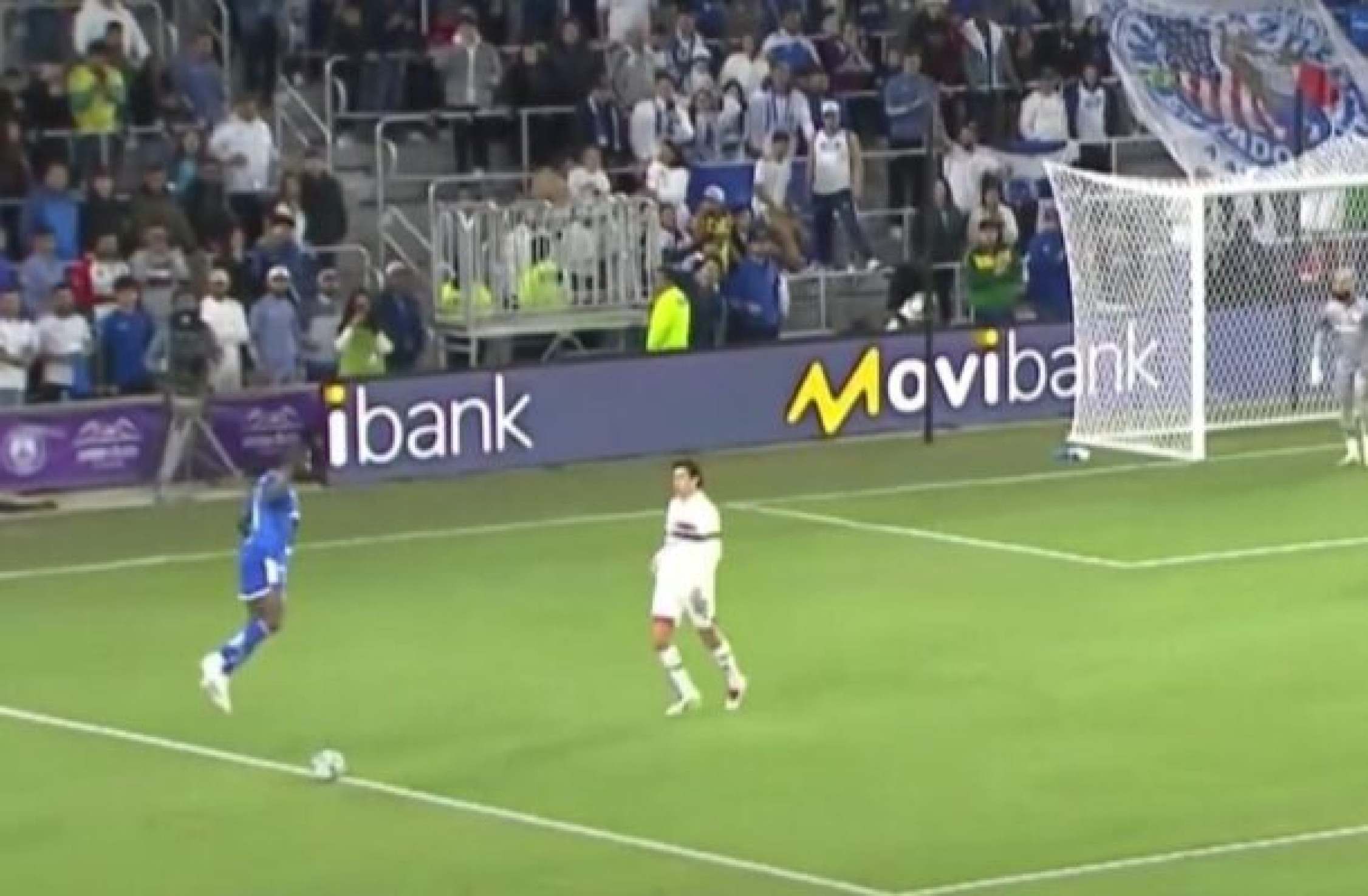 Vídeo! Lance indecifrável de Bolasie pelo Cruzeiro diverte web