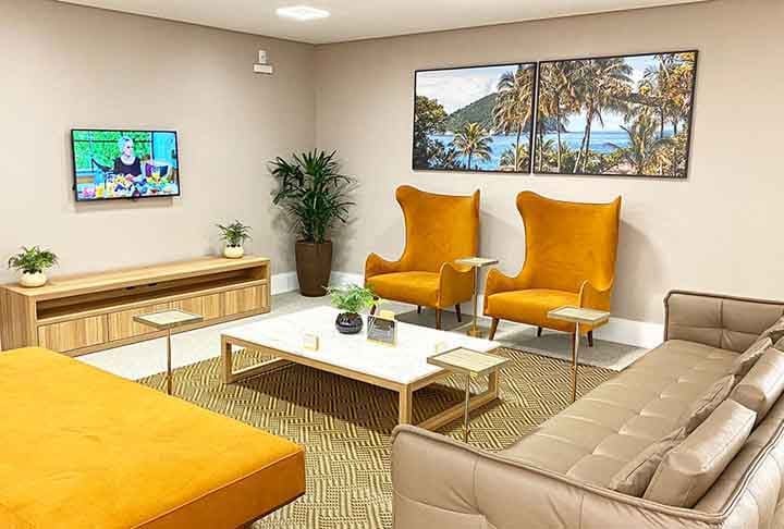 A sala VIP do aeroporto de Palmas funciona das 0h às 18h com wi-fi ilimitado de alta velocidade e espaços confortáveis para trabalho e descanso enquanto o passageiro espera por seu voo. 