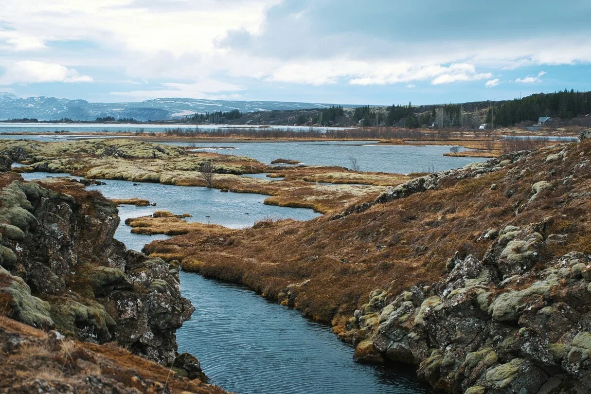 A fenda fica localizada a cerca de 50 km da capital Reykjavik, no Parque Nacional Þingvellir.