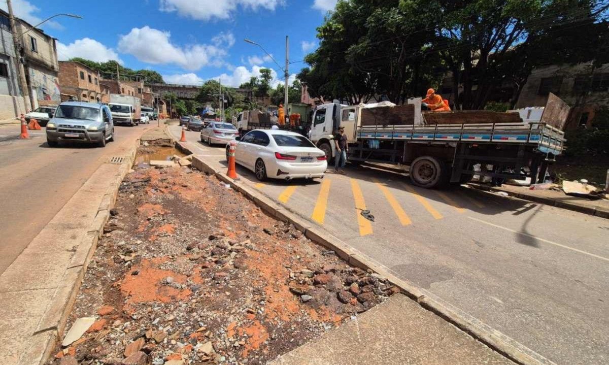 Avenida Teresa Cristina, na regi&atilde;o Oeste de Belo Horizonte, voltou a alagar durante as chuvas, que causaram estragos na via -  (crédito: Jair Amaral / E.M /D.A Press)