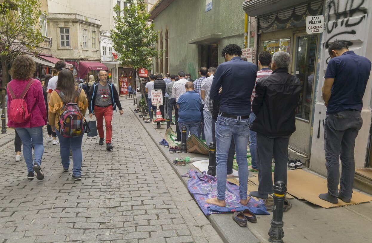 Istambul é vista como um símbolo de união entre o Ocidente e o Oriente. A cidade demonstra que é possível diferentes culturas coexistirem e prosperarem juntas.