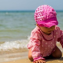 Primeira vez do bebê na praia? 5 pontos de atenção que os pais devem ter - Pvproductions/Freepik