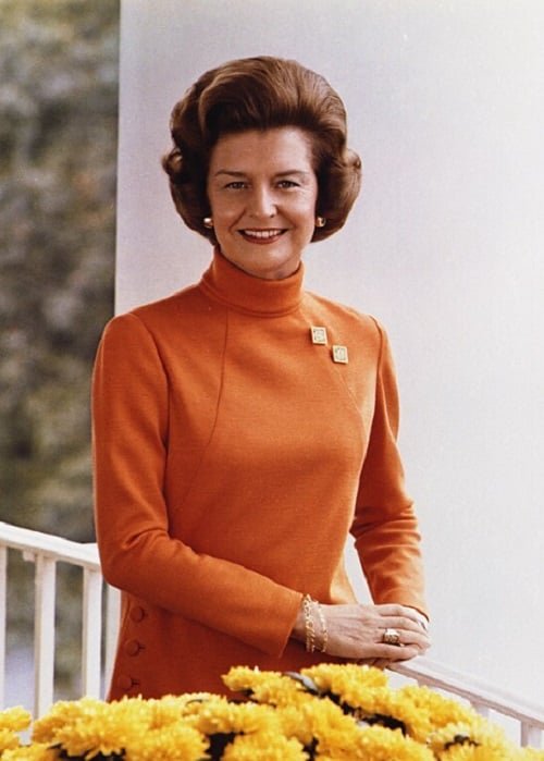 Após enfrentar seus próprios desafios com o vício, ela fundou a Betty Ford Center, um centro de reabilitação que se tornou um modelo nacional. Betty também foi uma defensora dos direitos das mulheres, abordando questões como o aborto. Morreu em 2011.