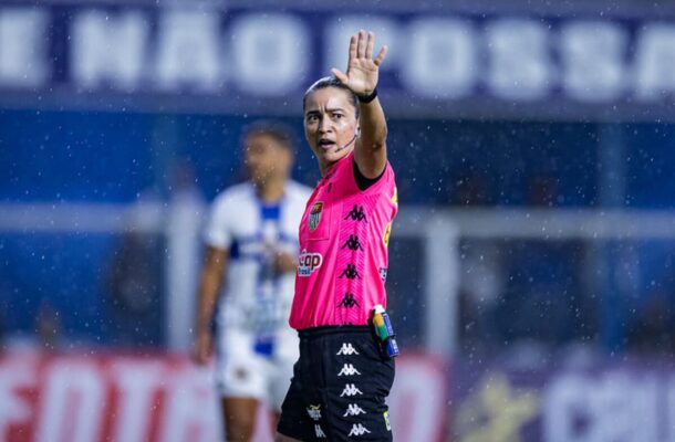 O jogo terá arbitragem da experiente Edina Alves Batista, de 45 anos. Este será o segundo jogo que ela apita no ano. Na primeira rodada, a árbitra paranaense atuou em Água Santa 1 x 2 São Bernardo, aplicando dois cartões amarelos e nenhum vermelho. Na temporada 2024, Edina trabalhou em 28 jogos por competições diversas, distribuindo 151 cartões amarelos, quatro vermelhos e assinalando sete pênaltis. Foto: Rafael Assunção/Ag. Paulistão