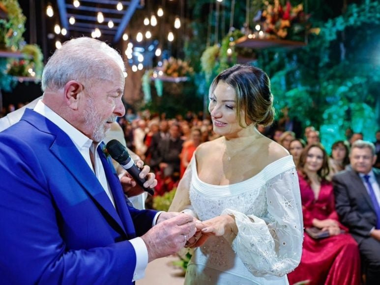 Rosângela Lula da Silva - Socióloga de 58 anos conhecida como Janja, é a atual primeira-dama do Brasil. Ela nasceu em União da Vitória, cidade pequena no interior do Paraná, e é bastante atuante em causas como violência contra as mulheres, combate à fome e racismo. O relacionamento com o presidente Lula começou pouco antes de ele ser preso, em 2017.