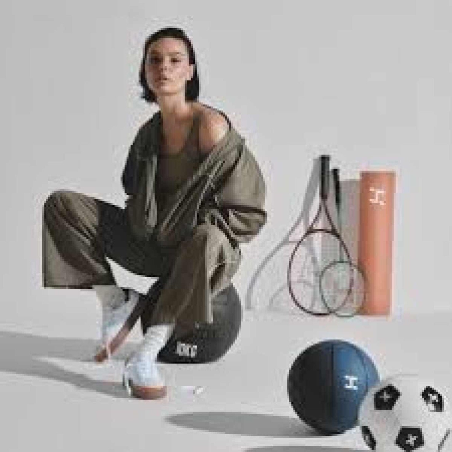 A linha feminina reúne itens como leggings, tops e shorts