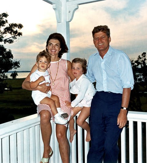 Jaqueline Kennedy (1929 - 1994)- Foi a primeira mulher a chamar atenção pela beleza na Casa Branca. Casada com John Kennedy desde 1953,  foi primeira-dama dos Estados Unidos de 1961 a 1963, quando Kennedy foi assassinado. Ela estava no carro ao lado dele na hora do crime, em Dallas, no Texas. 