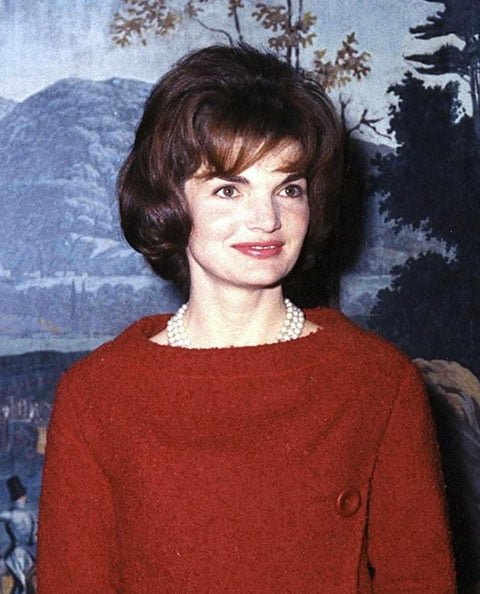 Além dos traços finos, Jaqueline Kennedy era famosa pela elegância, sendo considerada uma das pessoas mais bem vestidas do mundo. Em 1968, ela se casou com o milionário Aristoteles Onassis. Morreu de câncer linfático em 19/5/1994, aos 64 anos.  