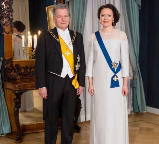 Jenni Haukio - Poetisa finlandesa de 47 anos. Primeira-dama do país desde março de 2012, quando o presidente Sauli Niinistö assumiu o poder. Em 2018, usou um vestido feito de bétula (foto), uma espécie de árvore. O objetivo era apoiar uma nova tecnologia para reduzir o dano ambiental na indústria da moda. 