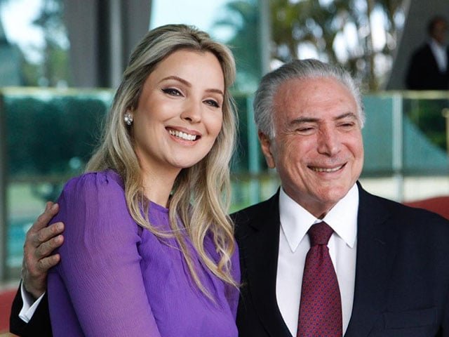 Marcela Temer - Paulista de 41 anos. Foi primeira-dama do Brasil no mandato de Michel Temer, entre agosto de 2016 e janeiro de 2019. Formou-se em Direito, foi Miss Paulínia e vice-Miss São Paulo. Casada com o político Temer desde 2003. Com 42 anos de diferença de idade, o casal tem um filho, Michelzinho. Em 2016, foi eleita a primeira-dama mais bela do mundo pela imprensa americana. 
