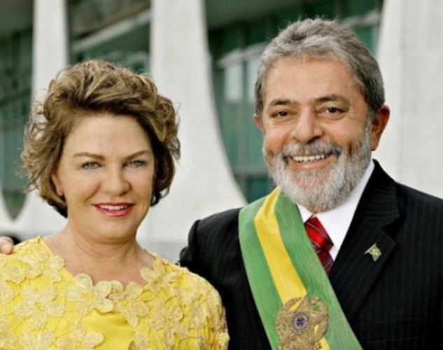 Marisa Letícia (1950 - 2017) - Primeira-dama do Brasil entre 2003 e 2010, nos dois primeiros mandatos de Lula, teve um papel ativo na promoção da cultura brasileira, sendo uma forte defensora das artes e da educação. Sua trajetória ficou marcada por um compromisso com a justiça social. Morreu em janeiro de 2017 após sofre um AVC hemorrágico.

