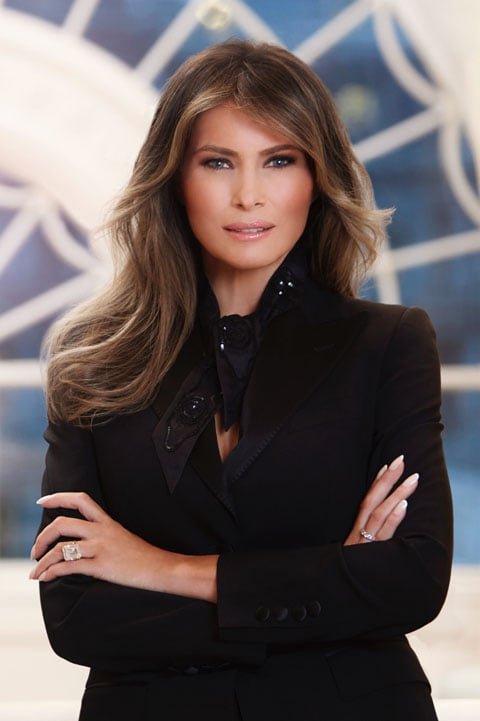 Acostumada a requintes, Melania foi criticada por gastar o dobro que Michelle Obama em viagens oficiais. Apesar de infidelidades assumidas por Trump e de críticas que ele fez à imigração (quando os pais dela ganhavam cidadania americana), ela vive com o empresário desde 2005. Ela defende a luta contra o bullying pela internet. 