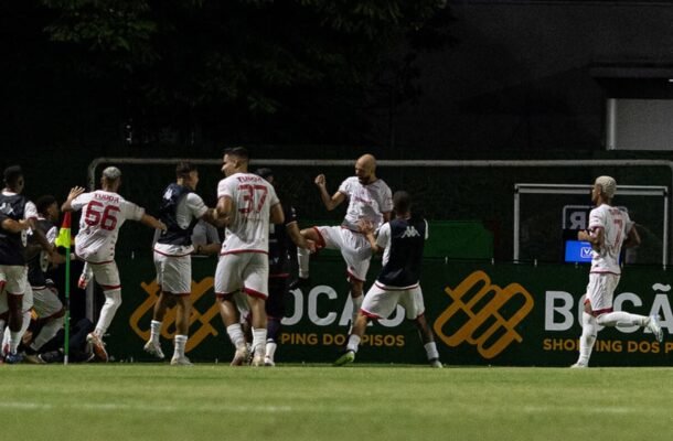 O Noroeste está de volta à elite do futebol paulista após 13 anos. Na estreia, a equipe venceu o Velo Clube por 2 a 0, com gols de Pedro Felipe e Carlão. O time não entrava em campo desde 13 de abril de 2024, quando empatou com o mesmo adversário por 1 a 1 e deixou escapar o título da Série A2. Foto: Rebeca Reis/Ag.Paulistão