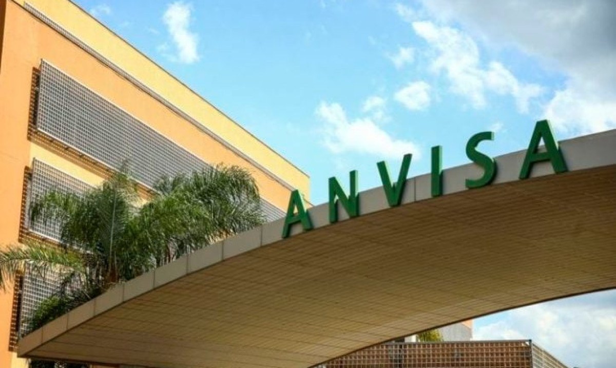 Em outubro, a Anvisa determinou a proibiÃ§Ã£o da manipulaÃ§Ã£o, venda, publicidade e aplicaÃ§Ã£o desses implantes para tais fins apÃ³s relatos de associaÃ§Ãµes mÃ©dicas documentarem centenas de complicaÃ§Ãµes decorrentes desse uso. -  (crédito: Marcelo Camargo AgÃªncia Brasil )