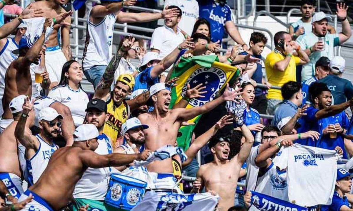 Torcedores do Cruzeiro estavam em maioria no estádio de Orlando, confiantes para conferir a atuação do time contra o rival Atlético -  (crédito: Gustavo Aleixo/Cruzeiro)