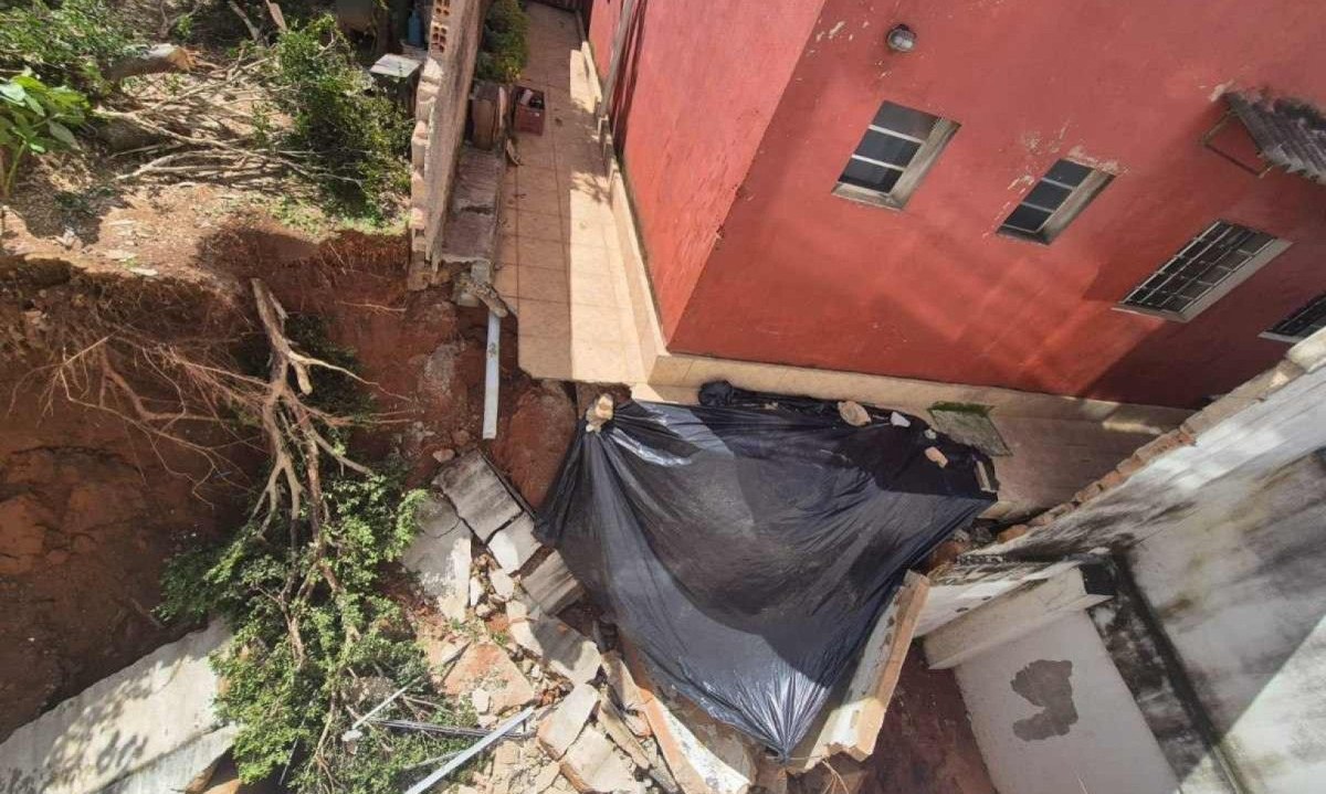 Devido &agrave; forte chuva em Venda Nova, um muro de arrimo desabou e atingiu apartamentos de um pr&eacute;dio vizinho -  (crédito: Jair Amaral/EM/D.A Press)