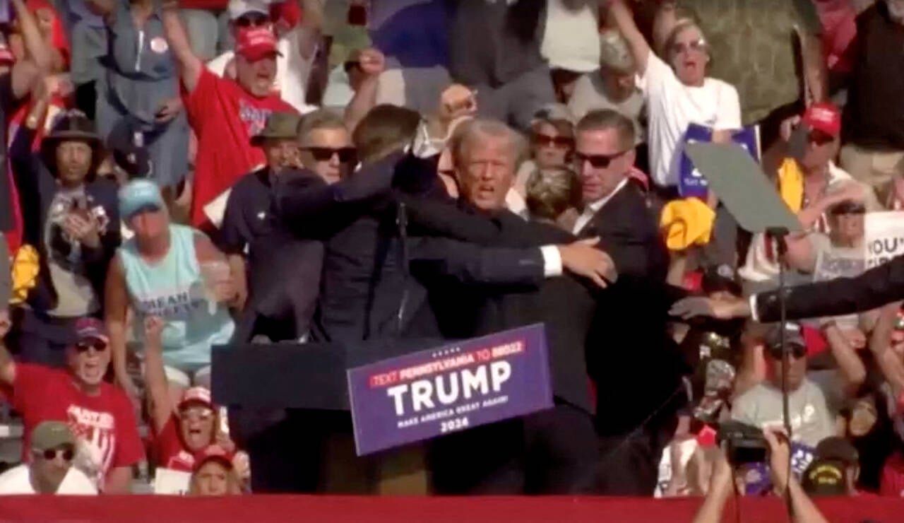Os tiros atingiram de raspão a orelha direita de Donald Trump, poucos minutos após ele começar a discursar no evento. Houve muita gritaria e correria em seguida. 