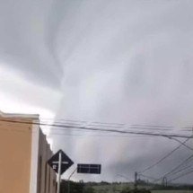 Nuvem em formato de 'tornado' assusta moradores - Reprodu&ccedil;&atilde;o/Instagram