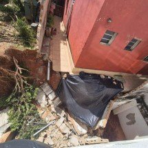 'Não parece real', diz moradora de prédio atingido por muro em Venda Nova - Jair Amaral/EM/D.A Press