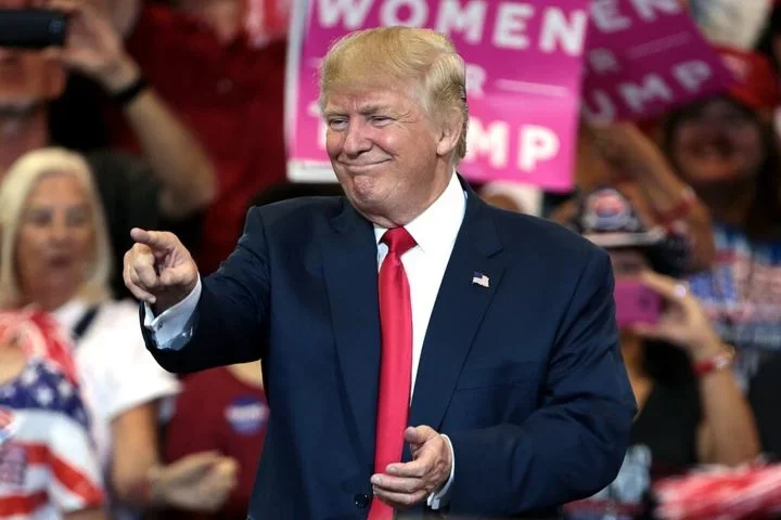 Em maio de 2024, Trump foi condenado por fraude contábil ao ter ocultado um pagamento de US$ 130 mil para comprar o silêncio da atriz pornô Stormy Daniels na eleição de 2016.