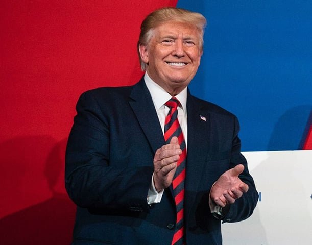 Em 10/1/2025, a dez dias de sua posse como presidente, Trump recebeu a pena de “dispensa incondicional” pelo crime. Sua vitória eleitoral fez a sentença ser abrandada, o que na prática fez o republicano se livrar da prisão e até mesmo de multa. No entanto, será mantido em seu histórico permanente o julgamento de culpa criminal.
