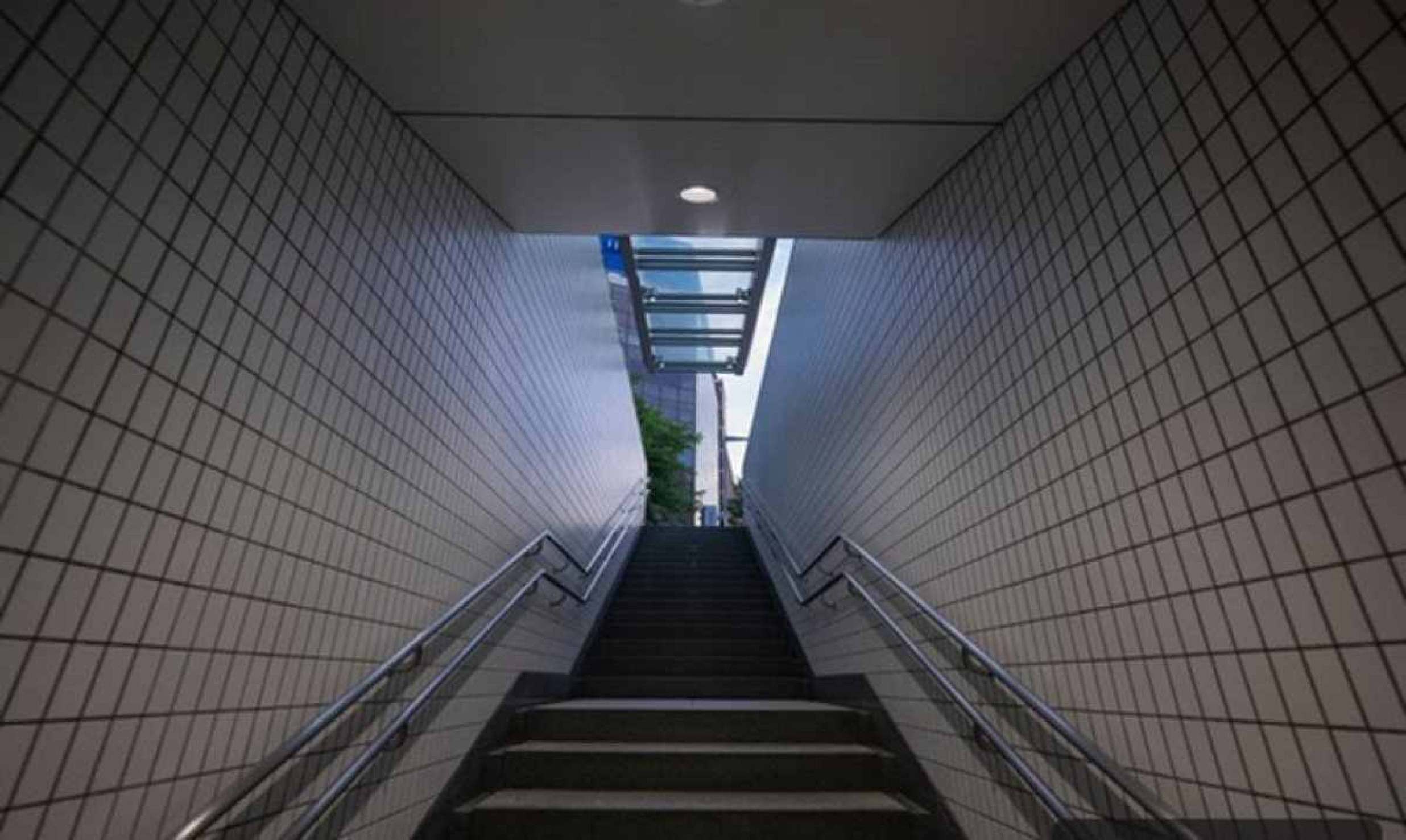 Escada de prédio atingido por enchentes desaba e deixa um morto