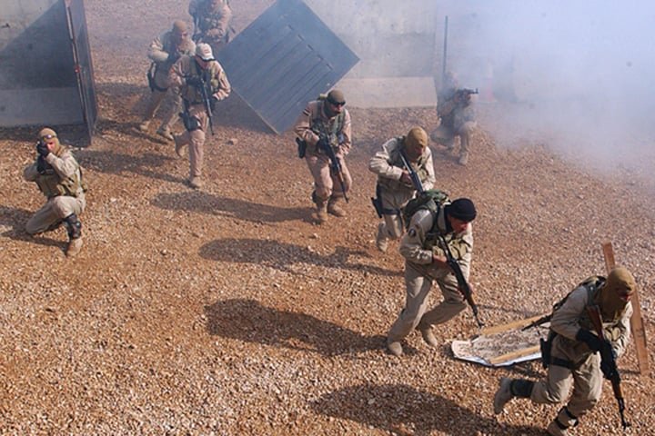 Guerra do Iraque (2003-2011) - A invasão americana começou com bombardeios em Bagdá. A Coalizão Ocidental ocupou o país em menos de um mês, prendendo o presidente Saddam Hussein, que foi enforcado. O número de mortos varia de 100 mil a 600 mil, dependendo da fonte. 