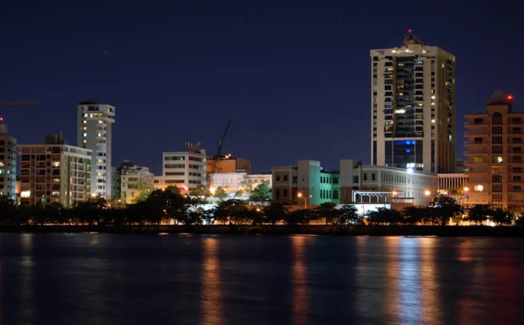 Porto Rico é um território não incorporado aos Estados Unidos desde 1898, com o status de Estado Livre Associado, possuindo uma Constituição própria e governo local, mas seus poderes são limitados. 
