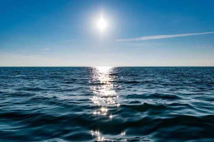 Como os oceanos ocupam 70% da Terra, a NASA destaca que, das 50 toneladas de material meteorÃ­tico que caem no planeta diariamente, grande parte acaba no fundo do mar. 