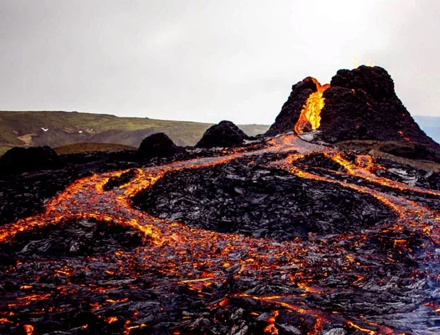 As características do objeto que atingiu a francesa, com bolhas e superfície irregular, causam a suspeita de que possa ser uma rocha vulcânica, da Terra mesmo. 