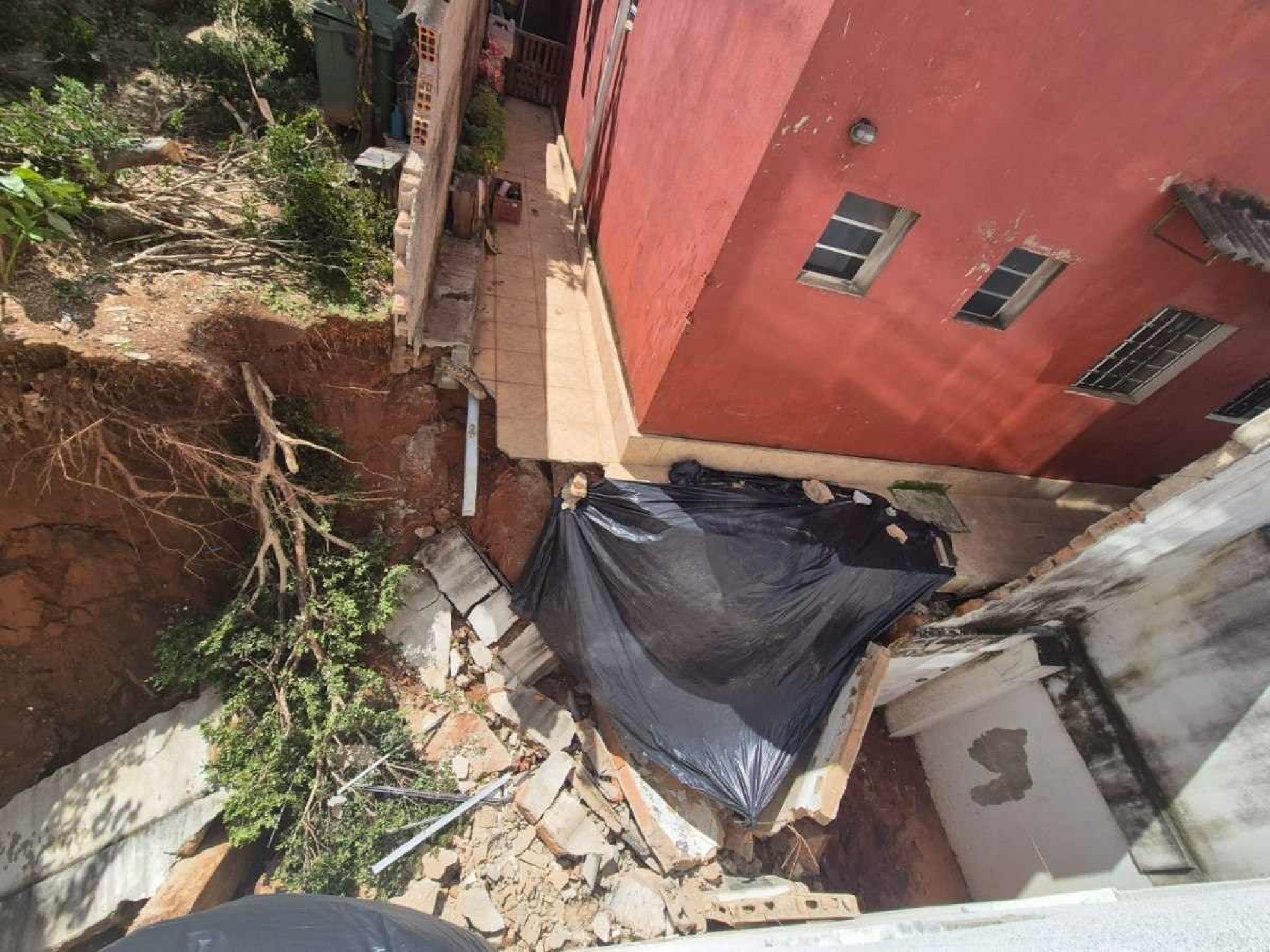 'Não parece real', diz moradora de prédio atingido por muro em Venda Nova