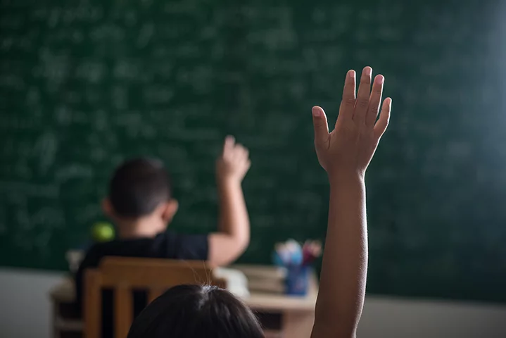 Crianças levantam as mãos em sala de aula; imagem meramente ilustrativa  -  (crédito: Freepik)