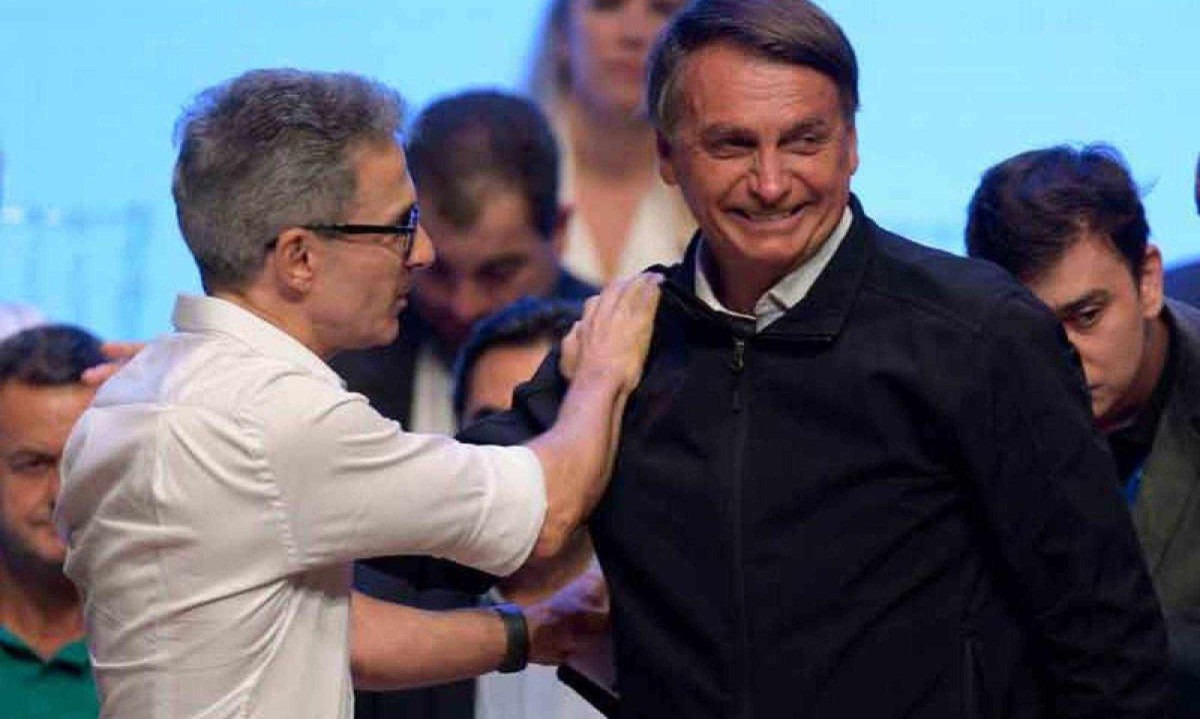 Zema com Bolsonaro durante a campanha eleitoral de 2022: agora governador avalia que o ex-presidente está travando a direita -  (crédito: DOUGLAS MAGNO/AFP – 6/10/2022)