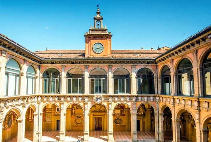 PRIMEIRA UNIVERSIDADE
A Universidade de Bolonha, na Itália, fundada em 1088, é considerada a mais antiga da Europa ainda em funcionamento.