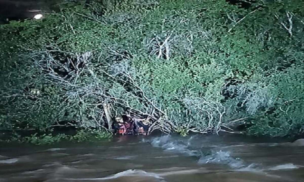 Bombeiros resgatam pai e filho ilhados no Rio Verde - CBMMG