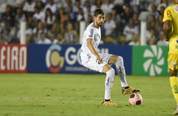 LUAN PERES - Nome de mais experiência na zaga santista, não conseguiu se sobressair em Campinas. Deixou a desejar no lance do gol adversário e não colaborou na construção santista. Nota: 5 - Foto: Ivan Storti/Santos FC