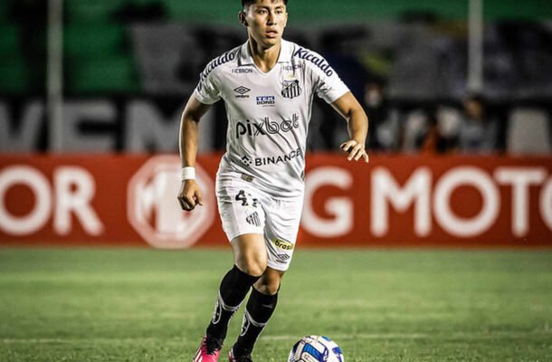 MIGUELITO - O boliviano ganhou sua primeira oportunidade com Caixinha. Quando a bola chegava, o atacante conseguia atuar bem. Entretanto, perdia muito no duelo físico e participou pouco da partida, saindo no intervalo. Nota: 5,5 - Foto: Raul Baretta/ Santos FC.